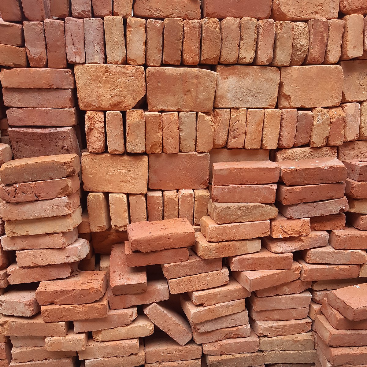 1200px-A_block_of_fired_bricks