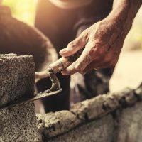 vecteezy_mano-de-trabajador-enlucido-cemento-en-ladrillo-pared-a_22144873-min-1024×683-1