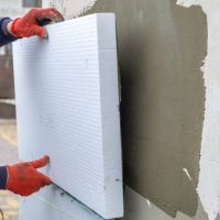 Construction-worker-installing-styrofoam-insulation-sheets-on-house-facade-wall-for-thermal-protection.-650×433-1-3