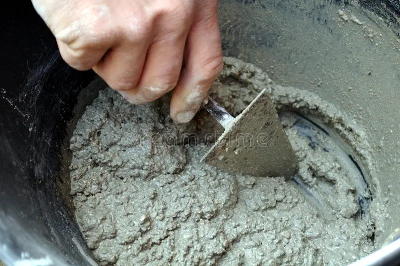mason-preparing-cement-13541141-2