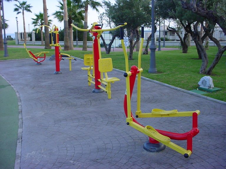 Outdoor_gym_in_Parque_de_Bateria_Torremolinos-768×576-1